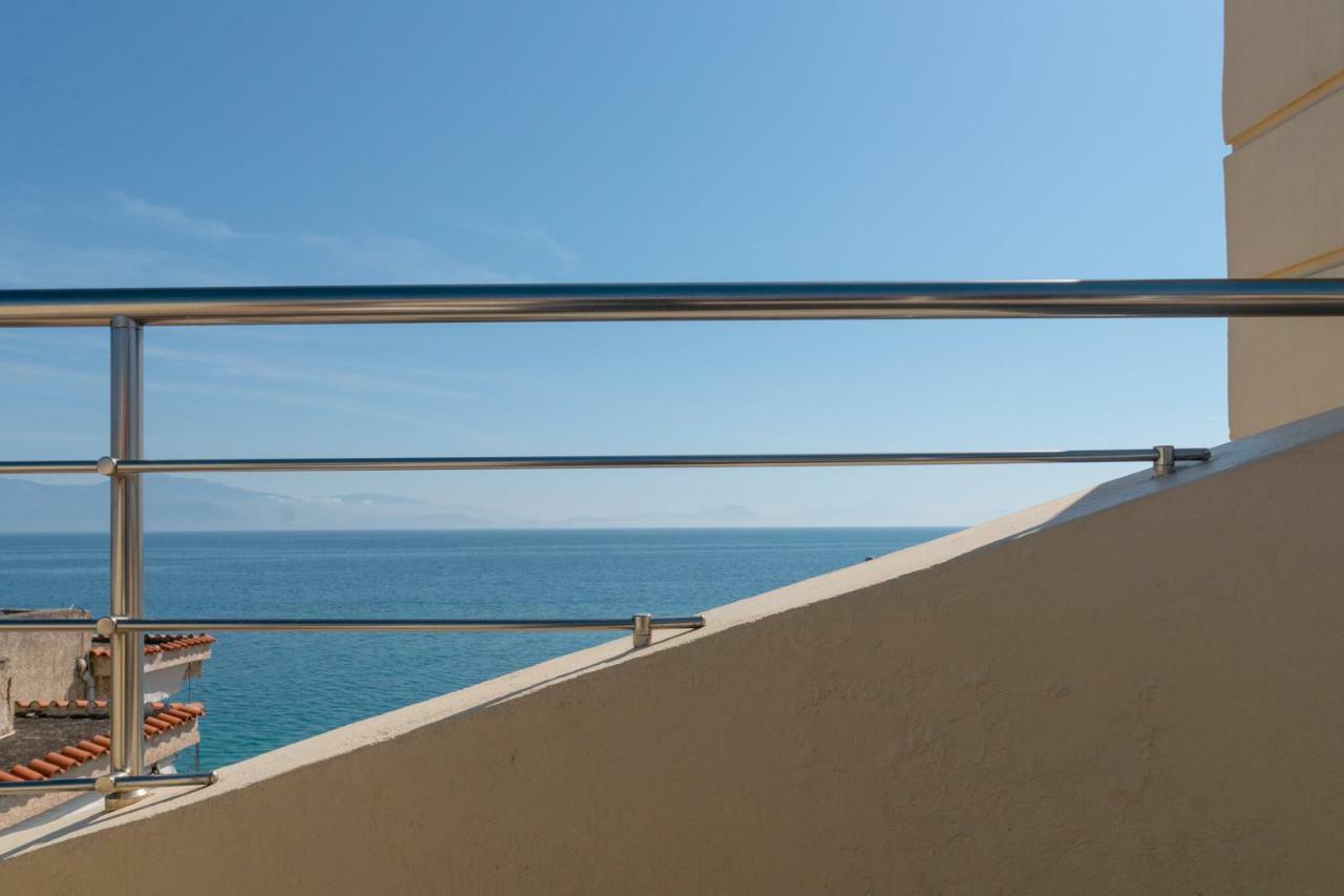 Diamante Beachfront Suites Ксилокастрон Екстериор снимка